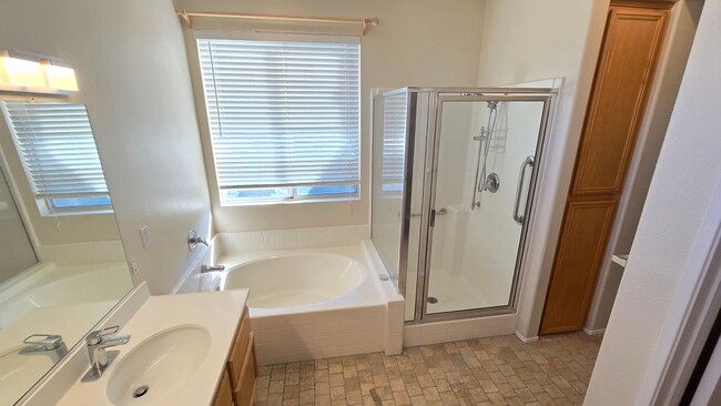 Building Photo - Orange 3 Bed, 2.5 Bath Townhouse for Lease - Cambridge Community