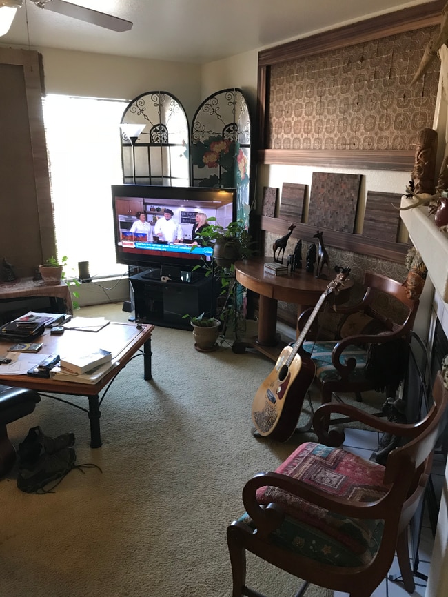 Building Photo - Beautiful 2BR/1.5B Town Home! AVAIL 09/15