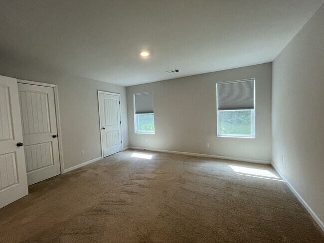 Building Photo - ONE MONTH FREE RENT IF LEASED BY 10/15!!