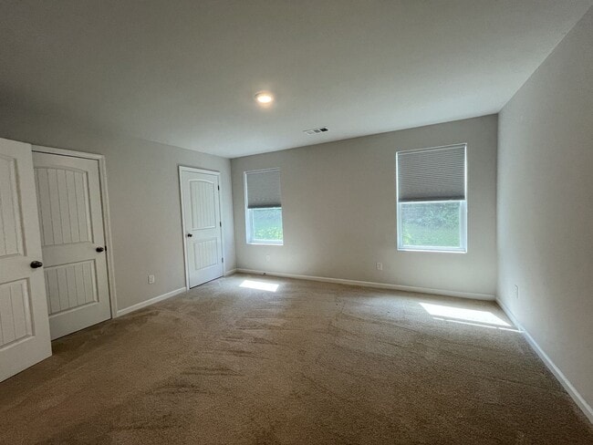 Building Photo - Townhome less than 2 miles from Downtown C...