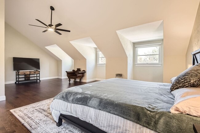 Building Photo - Gorgeous Home in Centennial w/Beautiful Fi...