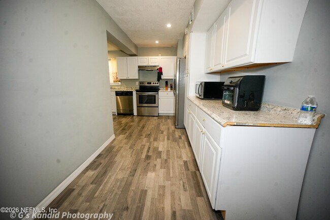 Building Photo - 2453 Wilmont Ave