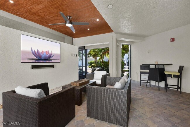 Building Photo - 684 10th Ave S