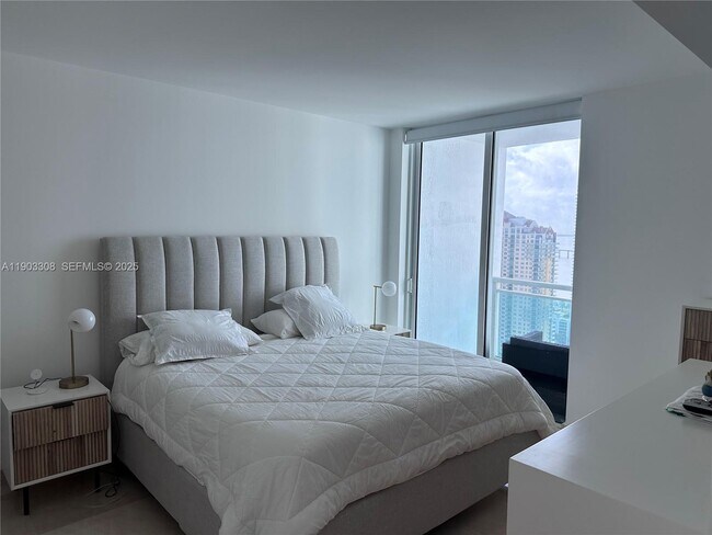 Building Photo - 950 Brickell Bay Dr