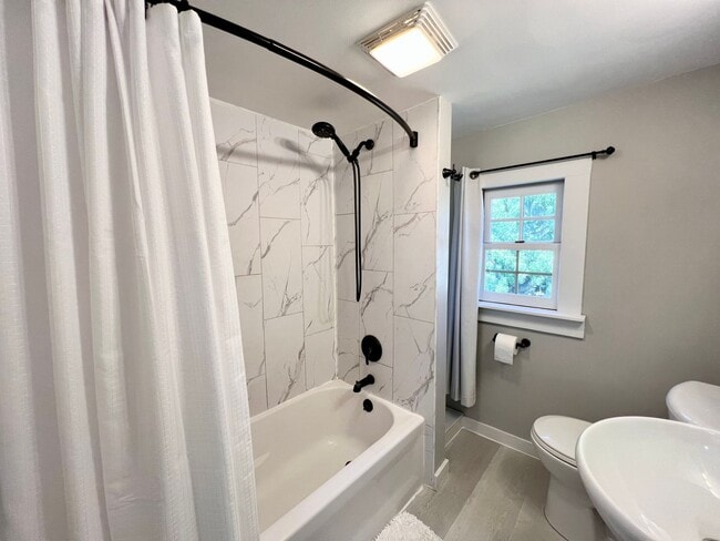 Building Photo - Beautifully Renovated & Fully Furnished Home in Peoria Heights!