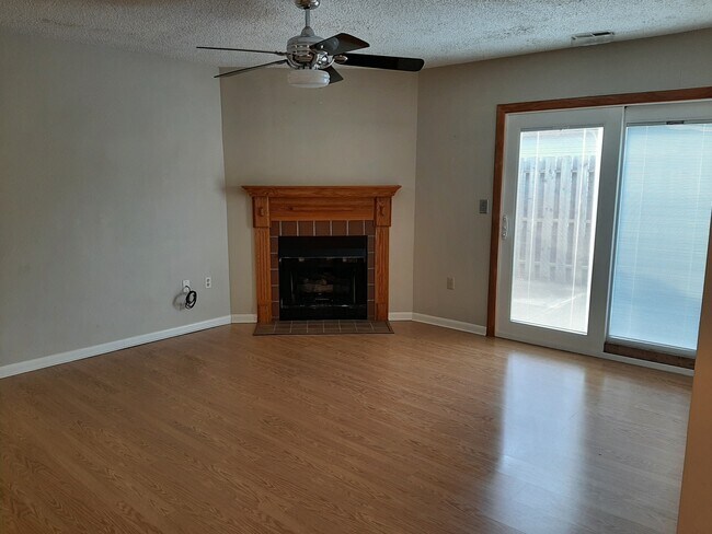 Primary Photo - 582 Moull St