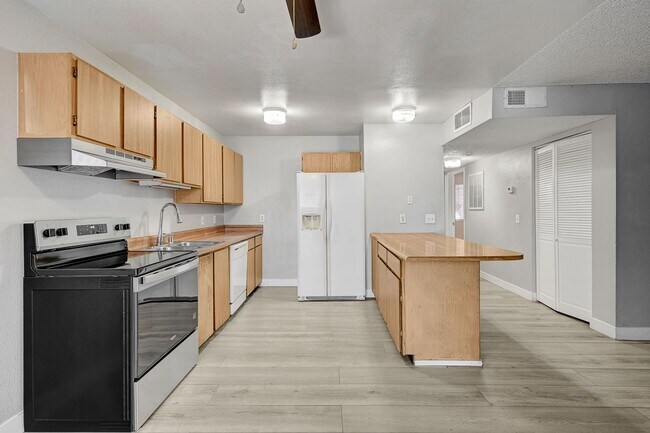 Building Photo - 1305 Kari Lee Ct