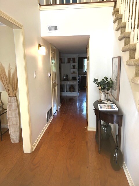 Entrance hallway looking towards kitchen - 116 Cambridge Place Dr