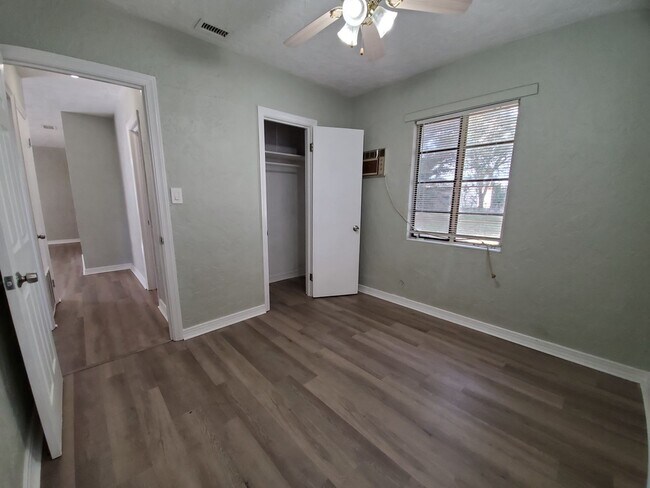 Building Photo - 3 bed / 2 bath Annual Rental Home in Brade...