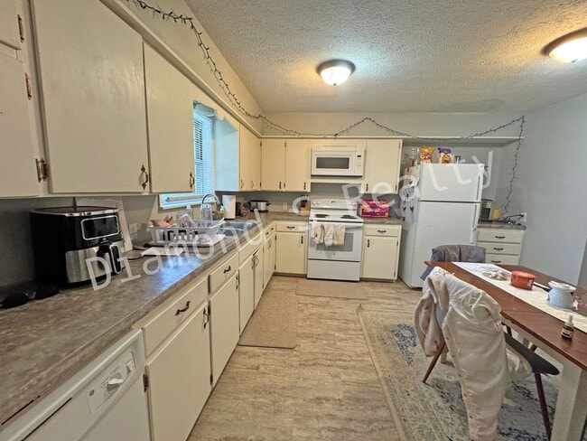 Building Photo - Three Bedroom Home for Lease - Park-like b...