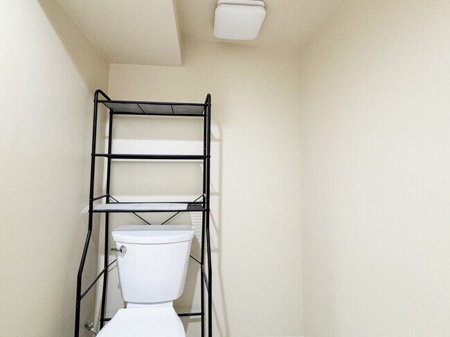 Building Photo - 925 Wilson Ave S