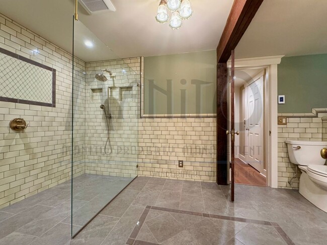 Building Photo - South Hill Swank