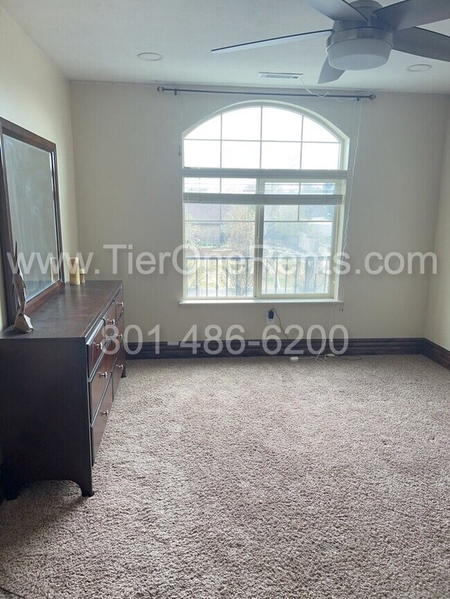 Building Photo - NO DEPOSIT option available for qualified renters!