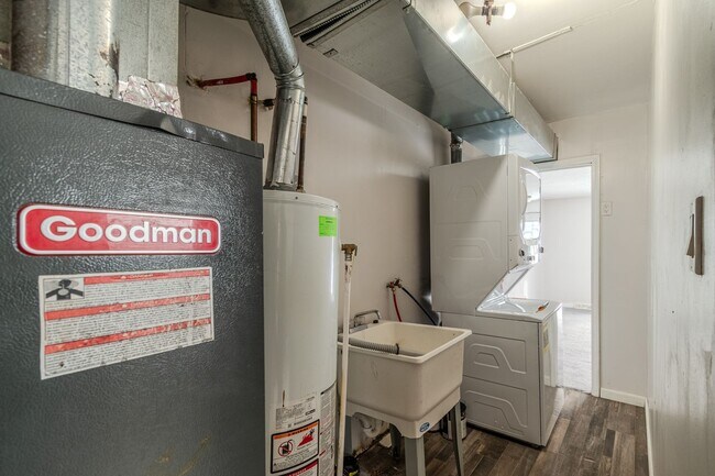 Building Photo - Newly Renovated Warren Gem: New Appliances, Hardwood & Cozy New Carpet!