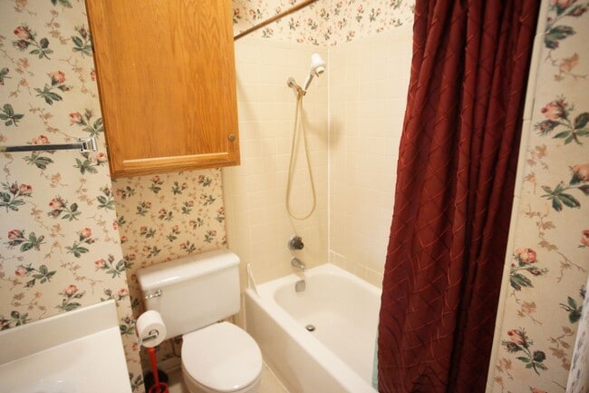 Building Photo - Quiet 2/2 Furnished Condo in West Campus