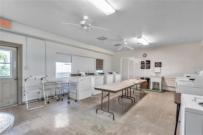 Building Photo - 425 Windrush Bay Dr