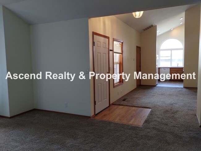 Building Photo - Ranch in Quiet Neighborhood with Fenced Ya...