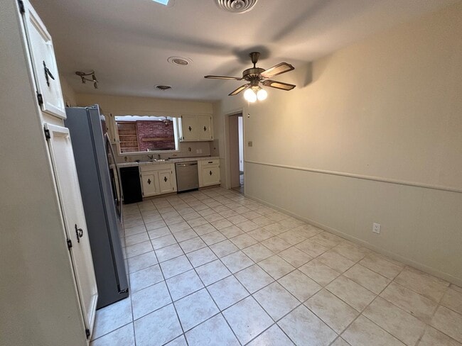 Building Photo - Large home in Brooadmor!