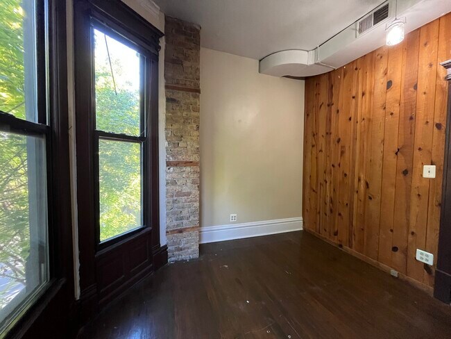 Building Photo - 3765 N Kenmore Ave