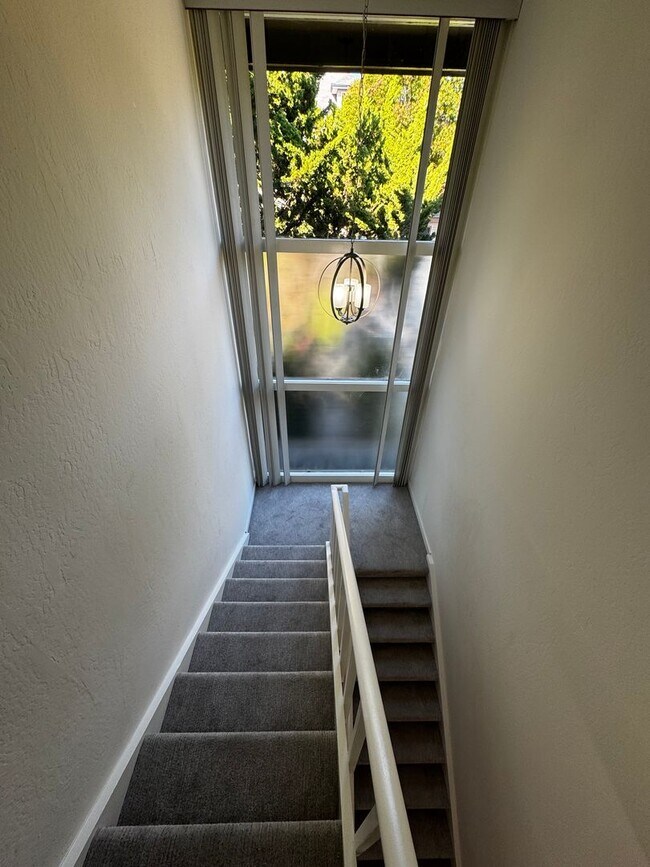 Building Photo - Gorgeous Updated 3-Bedroom Townhome in Pri...