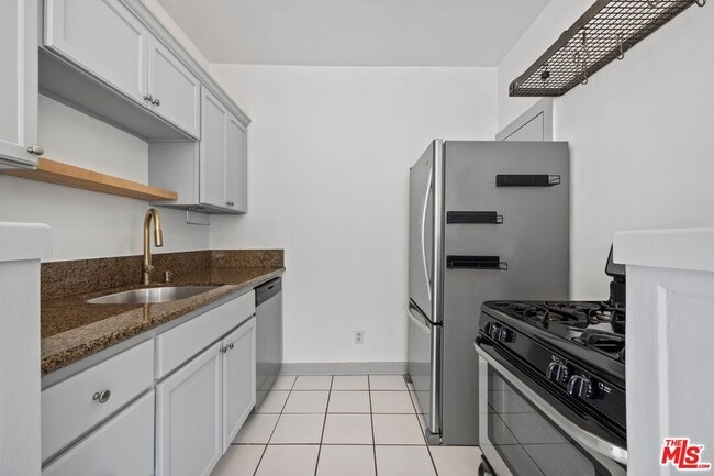 Building Photo - 153 Hollister Ave