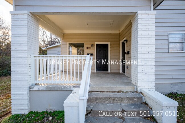 Building Photo - Renovated 3 bed 2 bath duplex! Half off 1s...