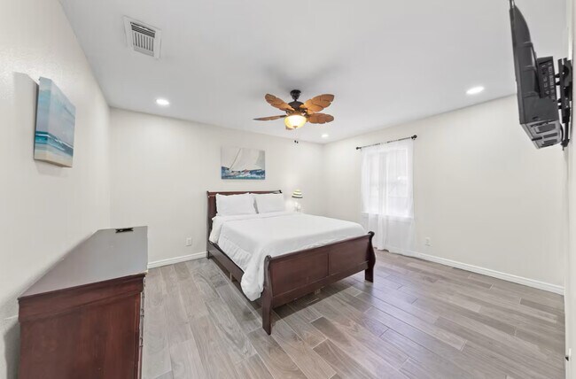 Building Photo - 102 W Corral St