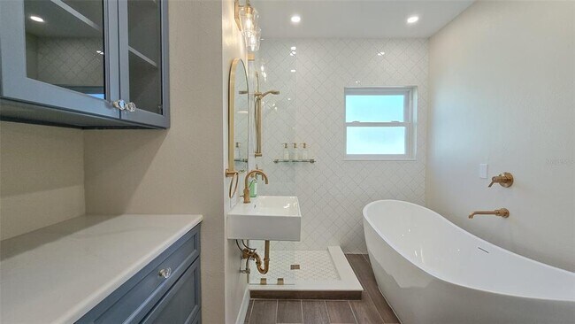 Building Photo - 515 34th Ave NE