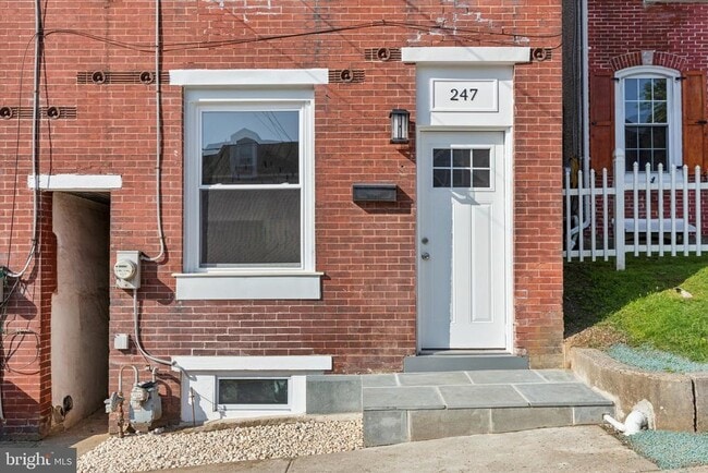 Building Photo - 247 E 6th Ave