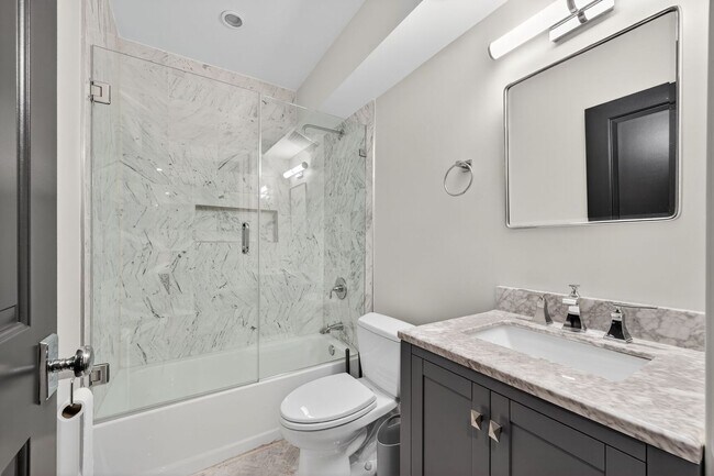 Building Photo - Available Now! 2 Bed // 2.5 Bath Between U...