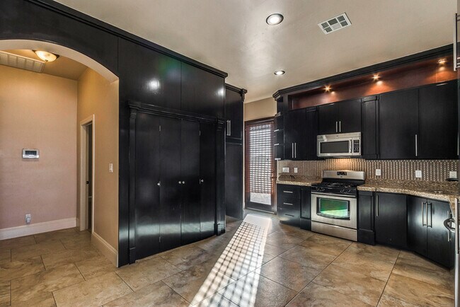 Building Photo - Gorgeous Custom Home on a corner lot in Ventanas - East El Paso!