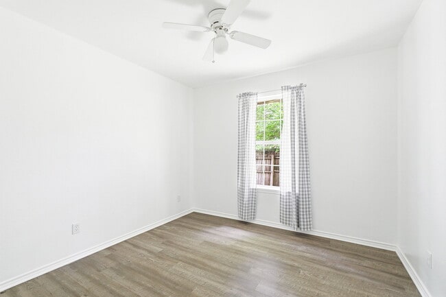 Building Photo - 406 S Maxey St