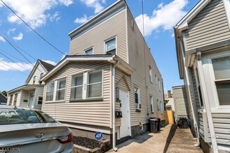 Building Photo - 473 Flagg St