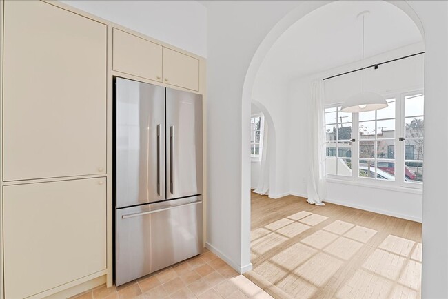 Building Photo - Beautiful Reimagined Fairfax Apartment - C...