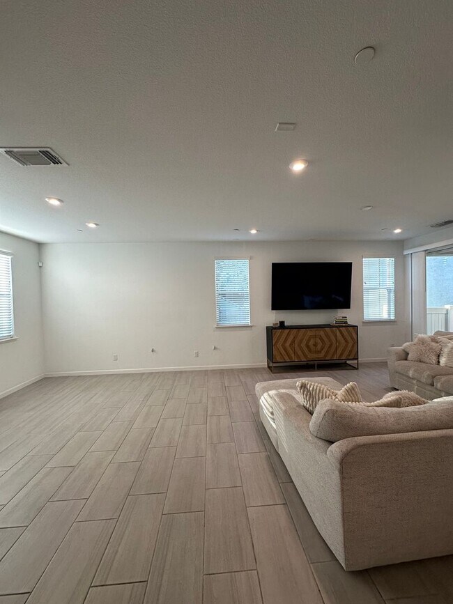 Building Photo - Modern Elegance in Roseville: Spacious 4 Bed, 3 Bath Home in Top School District!