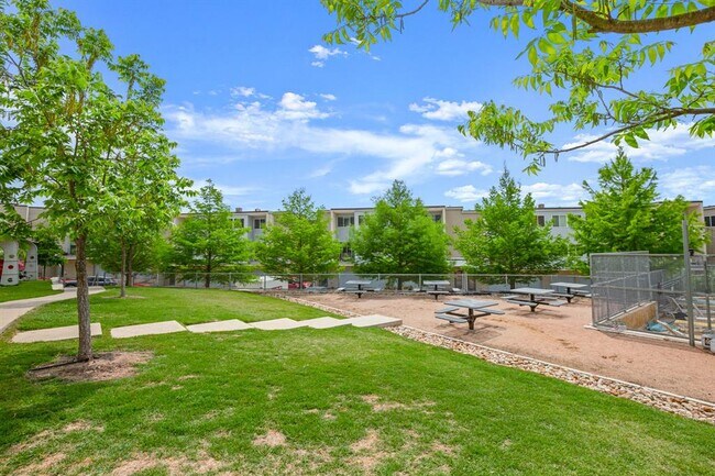 Building Photo - 604 N Bluff Dr