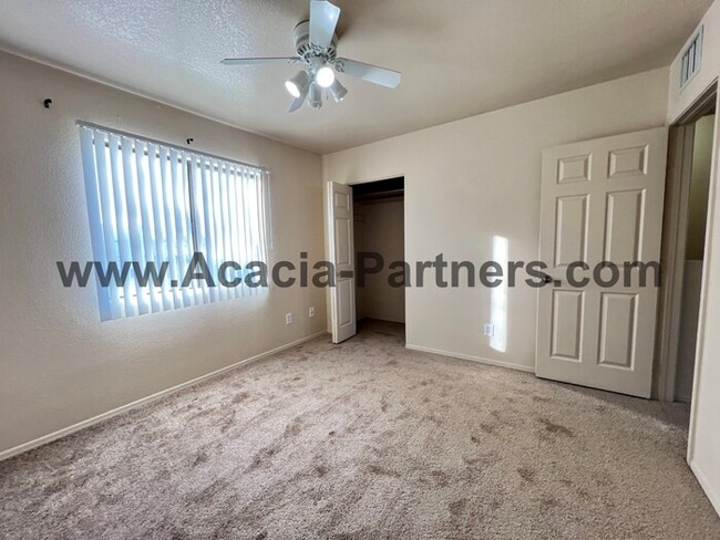 Building Photo - Two Bedroom in Oak Flower Neighborhood *MO...