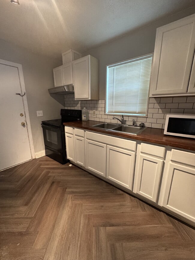 Building Photo - 3-Bedroom Home in Warner Robins with 1,026...