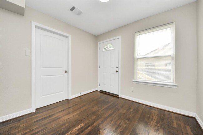 Building Photo - 608 Thomas Ave