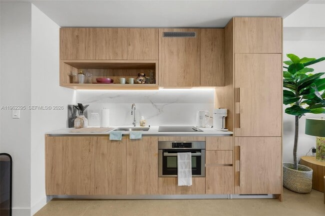 Building Photo - 11 NE 6th St