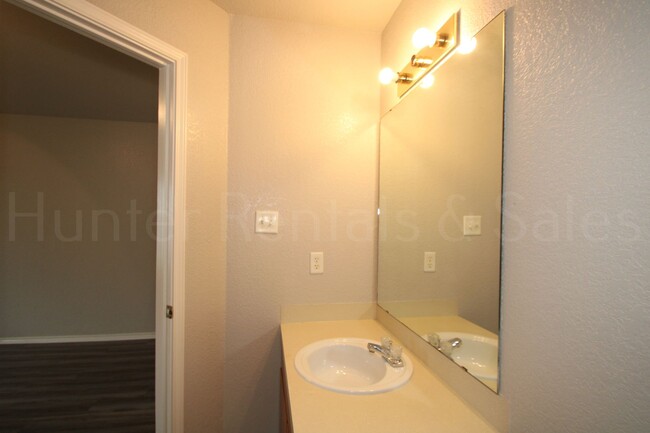 Building Photo - Amazing Three-Bedroom Townhome!
