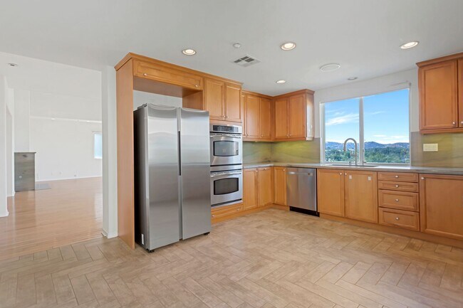 Building Photo - Modern 5-Bedroom Home with Spectacular Vie...