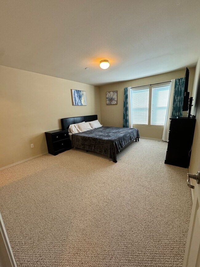 Building Photo - 1175 Swan Loop