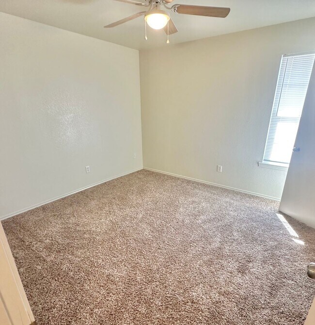Building Photo - NEW IN MANAGEMENT - RENOVATED UNIT