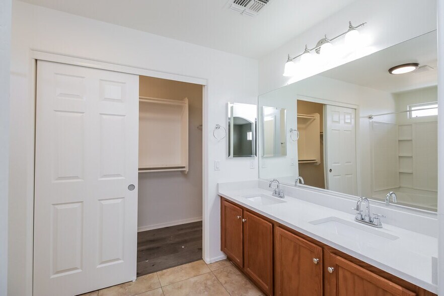 Building Photo - 31254 N Blackfoot Dr