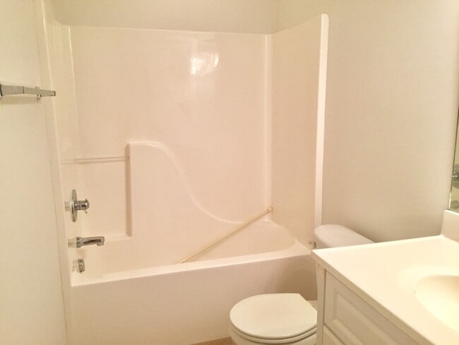 Building Photo - 4 Bedroom 3.5 Bath end unit- Available Aug...