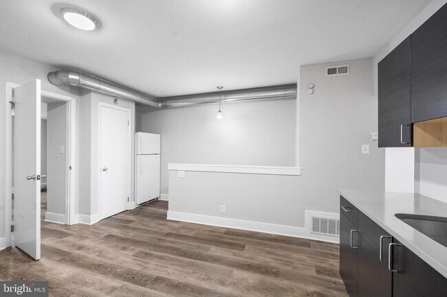 Building Photo - 1217 S 28th St
