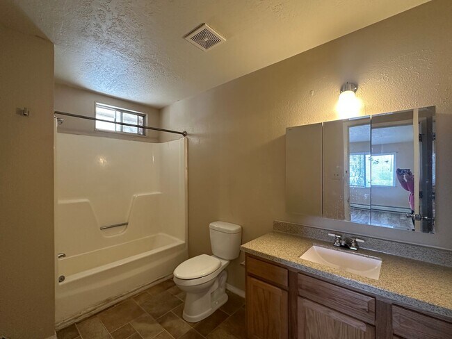 Building Photo - 3 Bedroom 2 Bathroom Top Level Duplex available for rent in Aztec, NM