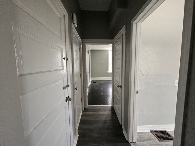 Building Photo - Newl updated 2 bedroom 1 bath located in C...