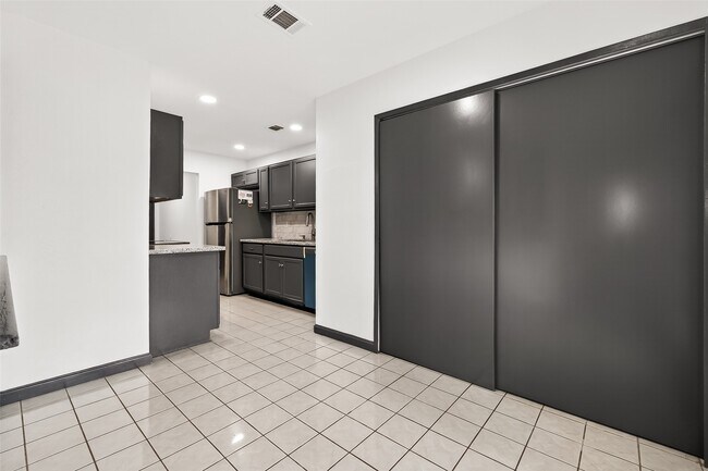 Building Photo - 6711 Vanlynn Ln